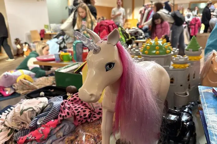 Rechtzeitig zu Beginn der warmen Jahreszeit fand sich eine große Schar kaufwilliger Kundschaft in der örtlichen Kulturhalle ein, um gut erhaltene und günstige Kinderbekleidung für das Frühjahr und verschiedenste Spielwaren zu erstehen.