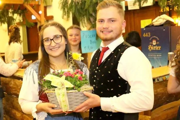 Und nicht nur viel Jugend war in das Werkskulturhaus gepilgert, um sich zu unterhalten und zur Musik der „Silberbacher“ das Tanzbein zu schwingen. Sichtlich zufrieden über den enormen Besucheransturm zeigten sich LJ-Obmann Dominik Ressler und Leiterin Katharina Koller (Foto), hatte das kongeniale Duo ein Fest der Superlative auf die Beine gestellt. 