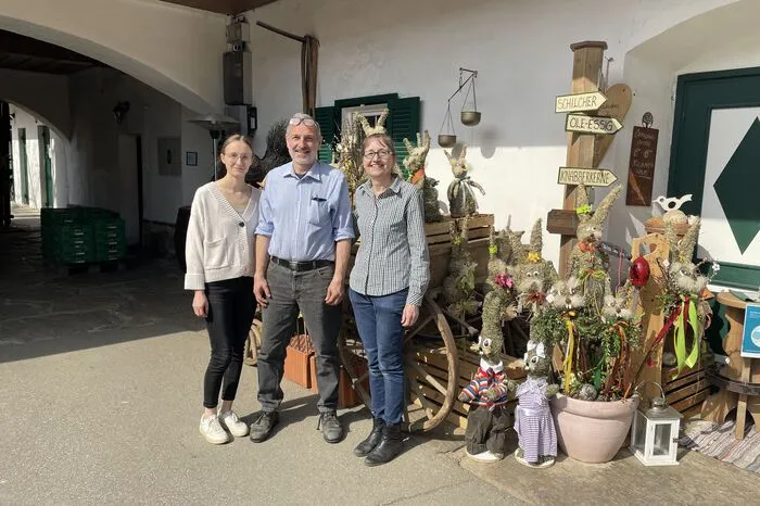 Julia, Franz und Christine Farmer-Rabensteiner vor ihren Osterartikeln.