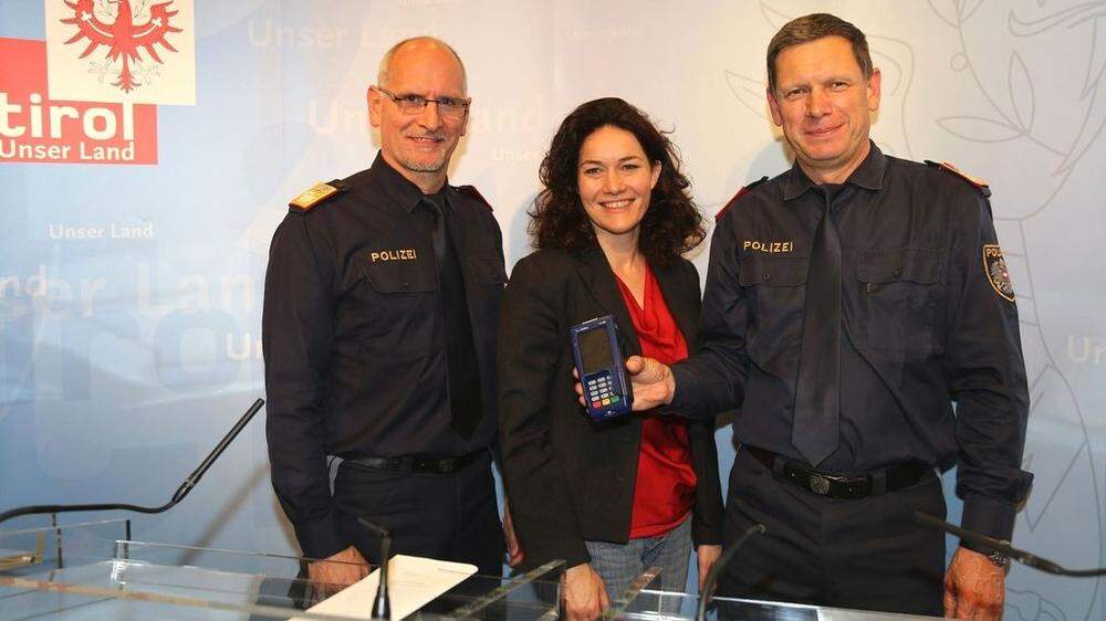 HR Dr. Edelbert Kohler, Mag. Ingrid Felipe und Obst Markus Widmann bei der symbolischen Übergabe der Bankomatkassen