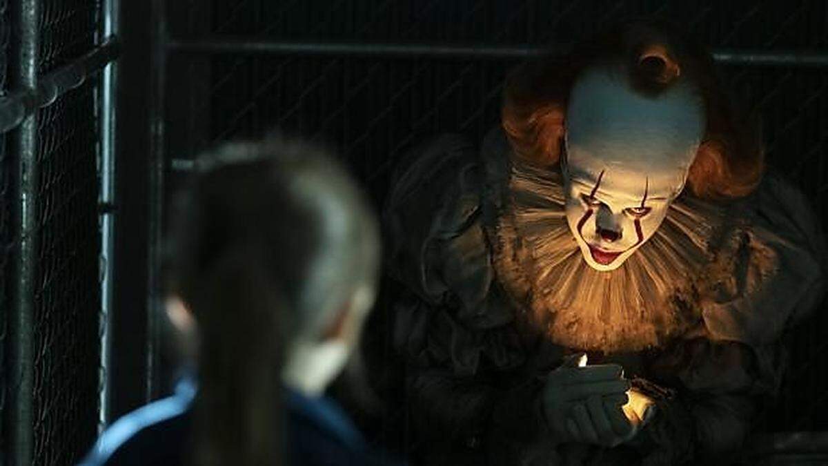 Er treibt wieder sein Unwesen in der Kleinstadt Derry: Killerclown Pennywise – furios verkörpert von Bill Skarsgård   