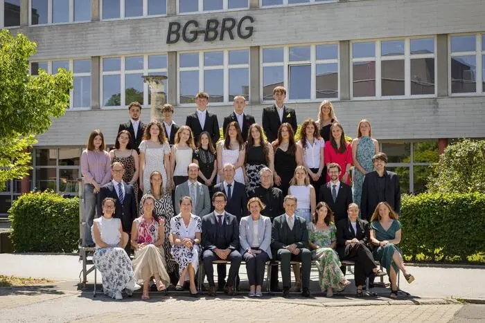 Die Absolventinnen und Absolventen der 8C haben die Matura in der Tasche