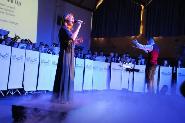 Helga Feichter-Leitinger (Bild) mit dem Welthit „You Raise Me Up“ und Sonja Pöschl mit „Elisabeth – Das Musical“ sorgten mit ihren großartigen Stimmen gemeinsam mit der Showtanzgruppe unter der Leitung von Anja Sturmann für weitere Highlights beim Neujahrskonzert.