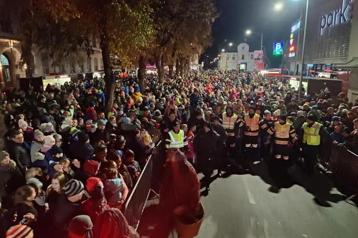 Die Besucher wollte eines der heiß begehrten Sackerl ergattern.