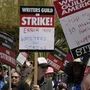 Statt Geschichten zu schreiben, gehen die Mitglieder der Writers Guild of America auf die Straße