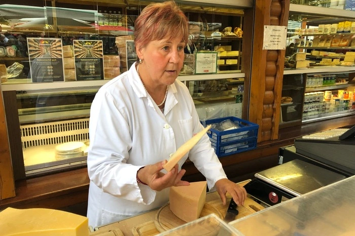 Gewerbetreibende Heidemarie Färber ist erleichtert, dass sie nach neun Wochen Pause wieder ihren Käse am Platz verkaufen kann