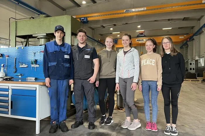 Gerade im Alter von 13 bis 14 Jahren werden wichtige Weichen für die persönliche berufliche Zukunft gestellt. Der Girls Day setzt genau in diesem Alter an und bietet Mädchen die Möglichkeit, ihre Vorstellungen von Berufen und Ausbildungen in technisch-handwerklichen und naturwissenschaft­lichen Bereichen mit der Realität abzugleichen. Am Foto: Schülerinnen der Mittelschule Thörl mit Arbeitern der Fertigungstechnik-Firma Heldeco in Bruck.    