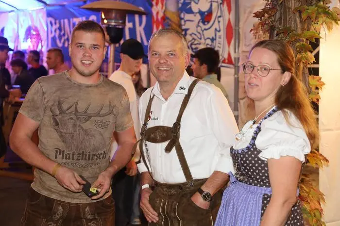 Für Begeisterung bei den Gästen sorgten „Die Mayrhofer“ und die Lokalmatadoren „Die Jungen Paldauer“, die den Festsaal rockten. 