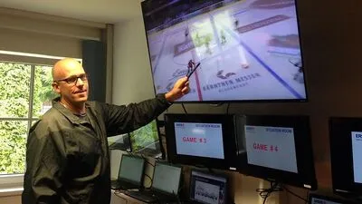 DOPS-Chef Lyle Seitz im EBEL-Situation-Room, wo zukünftig nicht nur über Strafen entschieden wird