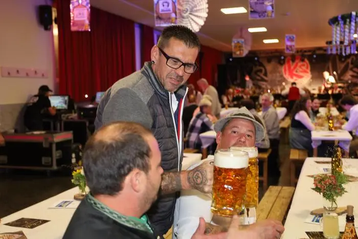 Die Maßkrüge waren bis zum Rand gefüllt.