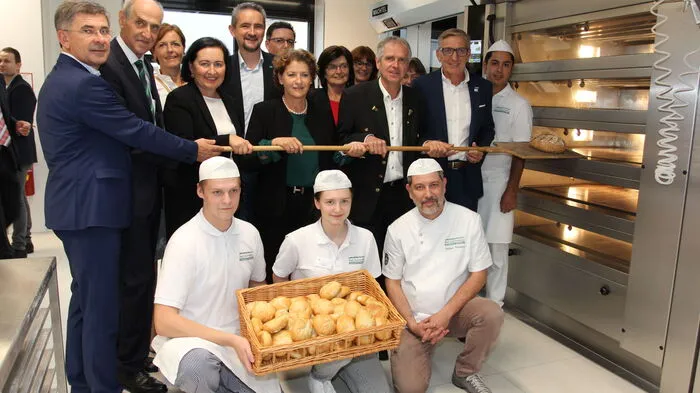 Mit Landesrätin Ursula Lackner wurde die Bäckerei eröffnet.