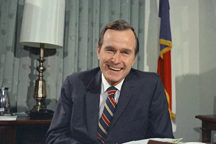 Der Republikaner war von 1981 bis 1989 Vizepräsident unter Ronald Reagan und anschließend vier Jahre lang Regierungschef in Washington. Sein Sohn George W. Bush war von 2001 bis 2009 Präsident.