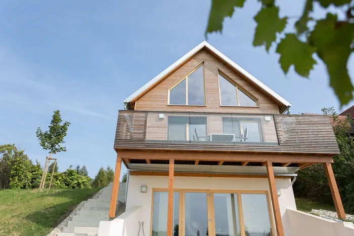 Eine 20 Quadratmeter große Terrasse vergrößert die Wohnfläche in den Weingarten hinein.