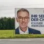 Herbert Kickl, Wahlplakat, FPÖ, Ihr seid der Chef, Ich euer Werkzeug, Wahlkampf, Politik, Österreich, Rechtspopulismus, Werbekampagne, Populismus, Volksnähe, Propaganda, Politische Botschaft, Medienberichterstattung, Parteiwerbung, Politik Österreich, Anti-Establishment, Kritik an Regierung, Mobilisierung, Wähleransprache, Politische Plakate, Umstrittene Aussagen, Provokation, Politischer Diskurs, Meinungsumfrage, Rechtsextreme Tendenzen, Innenpolitik, Wählerstimmen, Symbolfoto für Politische Kampagnen. *** Herbert Kickl, Election poster, FPÖ, You are the boss, I am your tool, Election campaign, Politics, Austria, Right-wing populism, Advertising campaign, Populism, Popular appeal, Propaganda, Political message, Media coverage, P Copyright: xJOERANxSTEINSIEKx