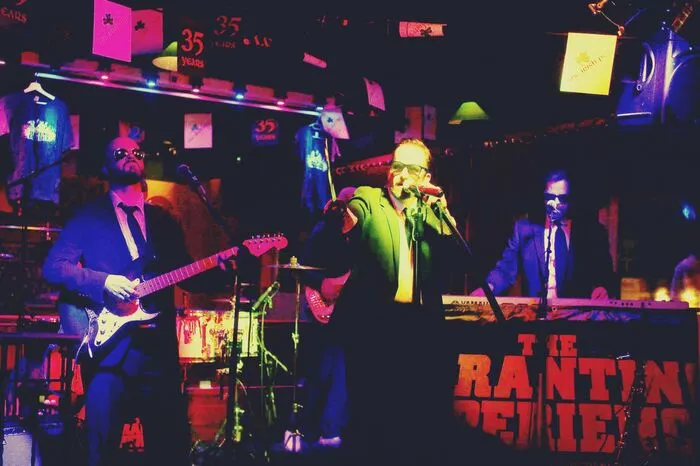 Der Geist Tarantinos ist in jeder Sekunde des energiegeladenen Live-Auftritts zu spüren. Von Surfrock bis Disco, von „Pulp Fiction“ bis „Once Upon A Time in Hollywood“, von „Django Unchained“ bis „From Dusk till Dawn“.