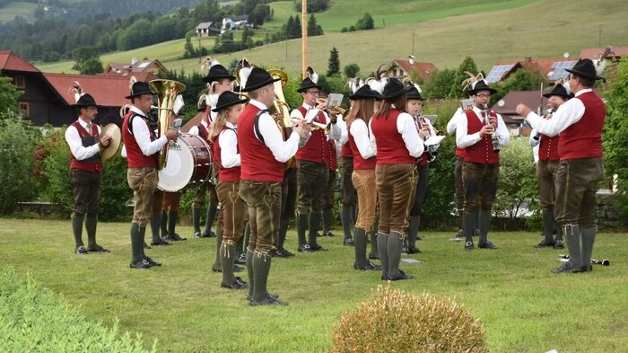 32 Ortsverbände und drei Musikkapellen haben sich zum Jubiläum am Sportplatz zum gemeinsamen Feiern eingefunden.
