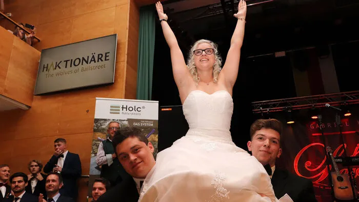 Am Foto von links: Florian Albrecht, Michaela Mayer und Martin Wutzella bei der Polonaise