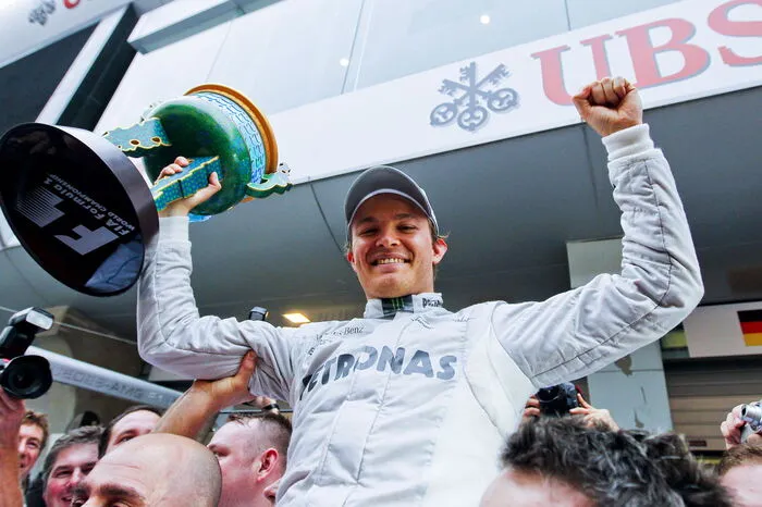 Das Siegdebüt: 15. April 2012, Shanghai, China. Sieg im 111. Rennen seiner Karriere. Rosberg ist 26 Jahre alt und der erste siegreiche Mercedes-Werksfahrer seit dem legendären Fangio in den 50er-Jahren. "Ich bin unglaublich happy. Der Hammer", sagt er nach dem Großen Preis von China.  