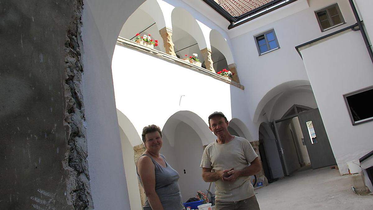 Amalia und Peter Baumgartner im schönen Innenhof des Gebäudes 