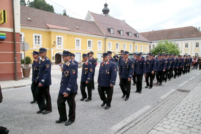 .....der Festzug durch den Ort..... 