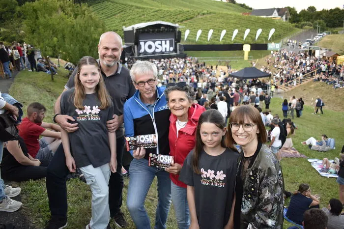 Die Kleine Zeitung verloste Konzert-Tickets und Abonnenten erhielten eine Ermäßigung auf die Ticketpreise. Für jedes verloste und für jedes mit Kleine Zeitung-Ermäßigung gekaufte Ticket gingen fünf Euro als Spende für soziale Projekte an Alpha Nova. Am Foto: Walter Hauser, Prokurist und Leiter des Leser- und Usermarkts bei der Kleinen Zeitung mit seinen Töchtern, Gewinner und Gewinnerin des Kleine Zeitung-Gewinnspiels und Yvonne Sammer von Alpha Nova