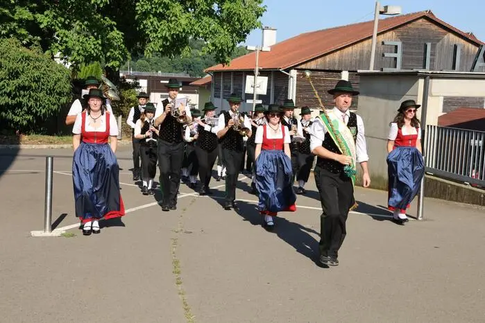Die elf, mit flotten Klängen einmarschierenden Musikkapellen wurden von Landtagsabgeordneten Franz Fartek, der Obfrau Elisabeth Wagnes, Rainer Schabereiter vom Blasmusikverband, Bezirksobmann Wolfgang Haiden und Vizebürgermeister Helfried Otter empfangen.