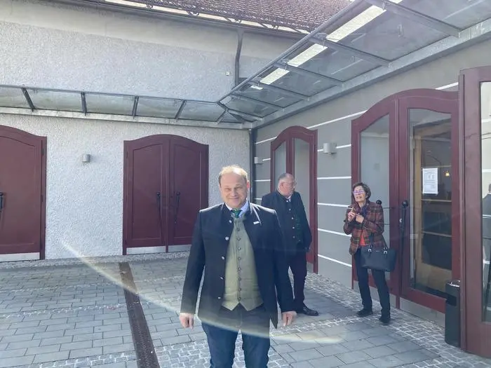 Bürgermeister Klaus Strein, Liste Klaus, kam strahlend aus dem Wahllokal