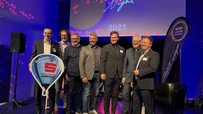 Vortragende bei der Restart-up Night mit Moderatoren und Partnern. Sie sind sich einig: Erfolgreiche Unternehmer sind der Treibstoff, der Österreich antreibt.