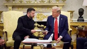Ukrainian President Volodymyr Zelenskyy meets with US President Donald Trump in DC WASHINGTON D.C., UNITED STATES - AUGUST 19: ----EDITORIAL USE ONLY - MANDATORY CREDIT - UKRAINIAN PRESIDENCY / HANDOUT - NO MARKETING NO ADVERTISING CAMPAIGNS - DISTRIBUTED AS A SERVICE TO CLIENTS---- Ukrainian President Volodymyr Zelenskyy L meets with US President Donald Trump R in Washington D.C., United States on August 19, 2025. Zelenskyy stated that Ukraine is ready for any format of negotiations, including a bilateral meeting with Russia at the leadership level. Ukrainian Presidency / Handout / Anadolu Washington D.C. United States. Editorial use only. Please get in touch for any other usage. PUBLICATIONxNOTxINxTURxUSAxCANxUKxJPNxITAxFRAxAUSxESPxBELxKORxRSAxHKGxNZL Copyright: x2025xAnadoluxUkrainianxPresidencyx/xHandoutx