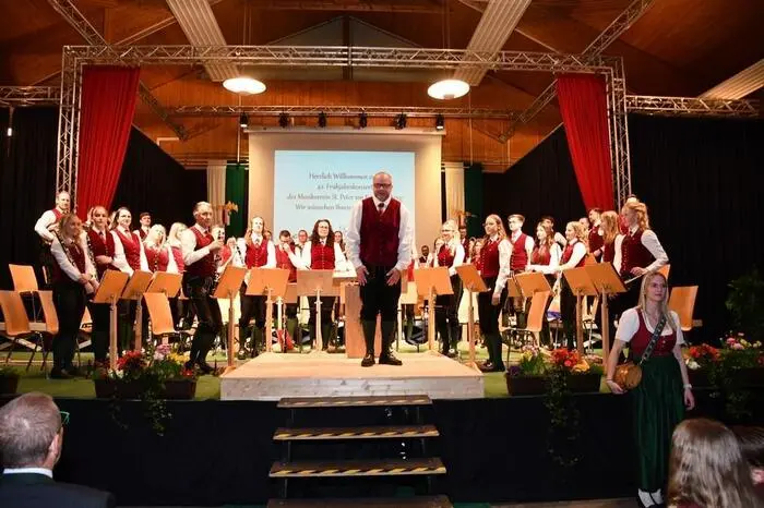 Das Konzertprogramm leitete im ersten Teil der bisherige Kapellmeister Heinz Feuchter. 