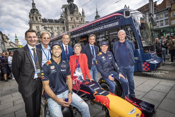 Bevor das erste Training im Murtal startet, drehten Daniel Ricciardo, Max Verstappen und Helmut Marko am Mittwoch eine Ehrenrunde im Grazer Zentrum ...