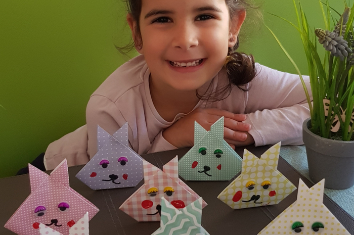 Loana Laetitia (5) aus Klagenfurt mit ihren selbst gefalteten Origami-Osterhasen.