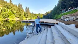 Bürgermeister Georg Preßler vor dem neuen Badesteg