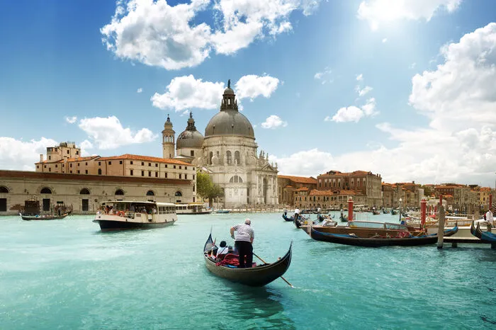 Venedig und günstig? Bisher lautete der Rat, in Mestre oder gar Treviso zu übernachten und für den Tag mit dem Zug in die Stadt zu kommen. Dabei verpasst man aber leider die spätabendlichen Spaziergänge oder einen nächtlichen Streifzug durch die Osterie. Heute kann man, dank Airbnb oder ähnlichen Plattformen, im Zentrum von Venedig günstig in Wohnungen der Einheimischen übernachten.
