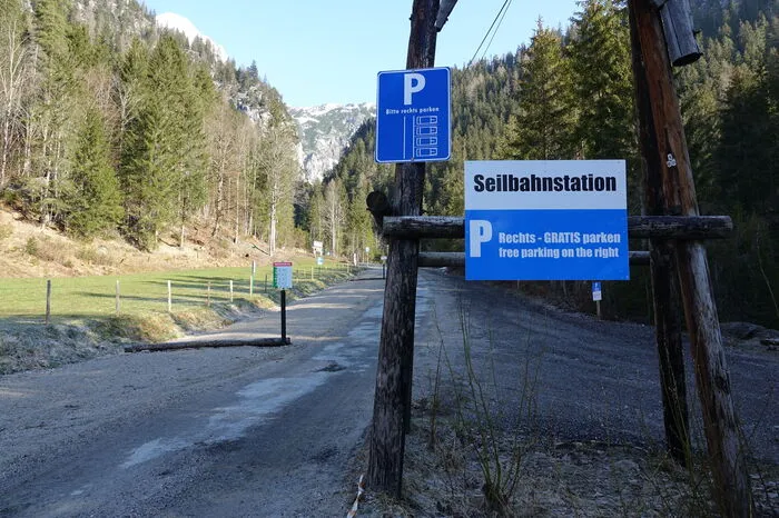 Rechts darf kostenfrei geparkt werden...