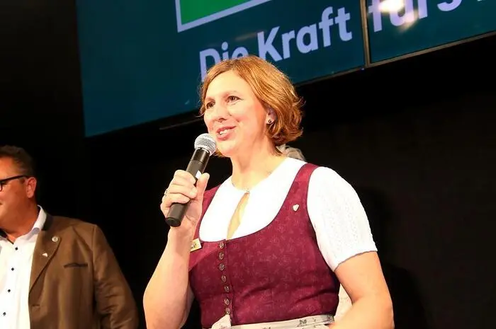 „Diese Veranstaltung ist ein Dankeschön an unsere Bäuerinnen und Mitarbeiterinnen in der Landwirtschaft“, erzählte Franziska Schilcher, gemeinsam mit Gabriele Schlosser die beiden weiblichen Mitglieder im 35-köpfigen Aufsichtsrat des Lagerhauses. Eine Intention der Veranstaltung war es auch, mehr Frauen für die Mitarbeit in den Organisationen zu gewinnen., so Schilcher: „Jeder dritte landwirtschaftliche Betrieb wird von Frauen geführt, die Männerquote in den Gremien beträgt jedoch 82 Prozent, der Raiffeisenverband fordert hier eine Zielquote von 30 Prozent.“
