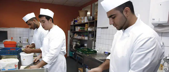 Der Anteil an Staatsangehörigen aus Drittstaaten ist EU-weit bei Köchinnen und Köchen sehr hoch