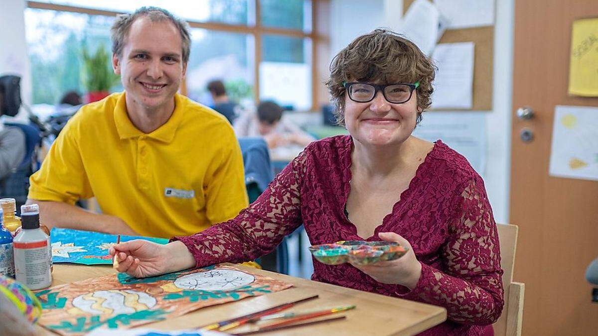 Anna Strobl mit Christian Koch in der Werkstätte Katharina