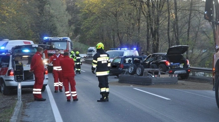 Klicken Sie sich durch die Fotos vom Unfall und den Aufräumarbeiten!