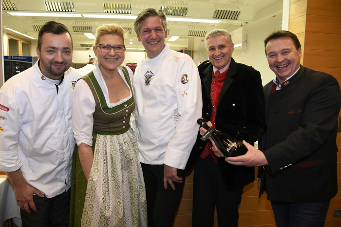 Sven Uhlig vom Krallerhof in Leogang, Fachvorständin Madeleine Müller, Christian Prasser vom Restaurant Jedermann in Villach, Direktor Adolf Lackner und Braumeister Raimund Linzer von der Privatbrauerei Hirt (von links).