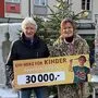 Viktor Plank überreichte 30.000 Euro an Brigitte Neubauer