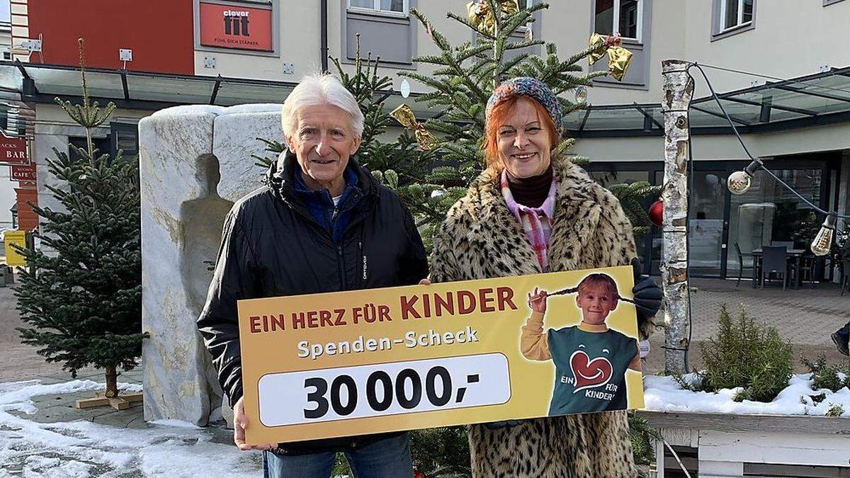 Viktor Plank überreichte 30.000 Euro an Brigitte Neubauer