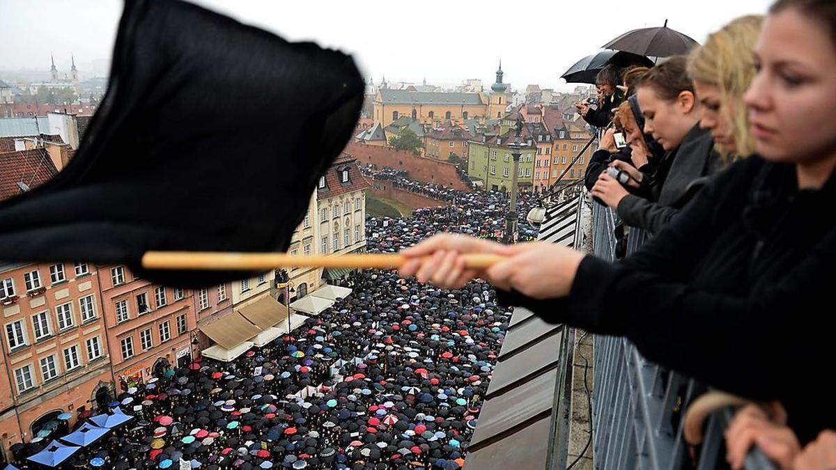 Protest in Schwarz gegen neue Gesetzesinitiative der Konservativen 