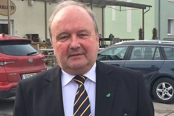 Rudolf Hofbauer, ÖVP-Bürgermeister von Langenwang: Ich glaube nicht, dass die handelnden Personen im Land auf Zurufe von außen neugierig sind. Aber wenn's nicht mehr geht und sich die Partner nicht mehr verstehen, sollte man früher wählen. Das wäre besser als einen acht Monate langen Dauerwahlkampf zu führen, weil in dieser Zeit kaum noch sachliche Arbeit möglich wäre.