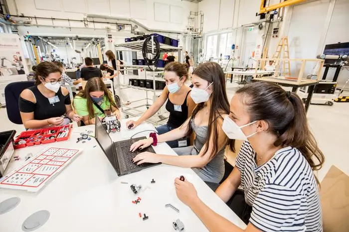 In Kleingruppen  tüfteln die 16 Teilnehmenden an der Lösung der Aufgabe.