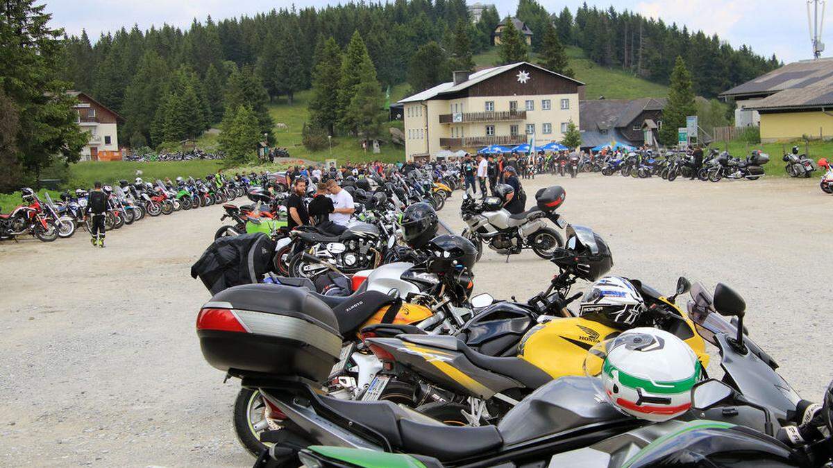 Es wurde weniger demonstriert als diskutiert bei der Motorrad-Demonstration am Gaberl. Den Abschluss bildete eine Fahrzeugsegnung