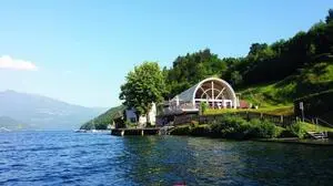 Eine Sommeraufnahme des Restaurants am Millstätter See und Strandbad von außen