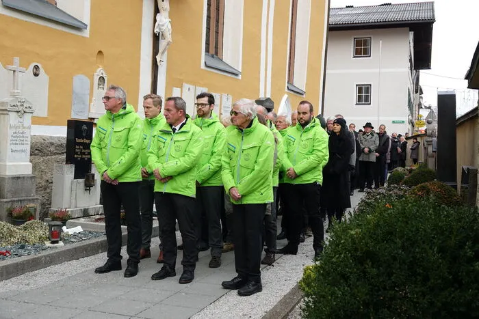 Der WSV Schladming - mittig der neue Obmann Hansjörg Stocker - setzte bei der Trauerfeier ein leuchtendes Zeichen...
