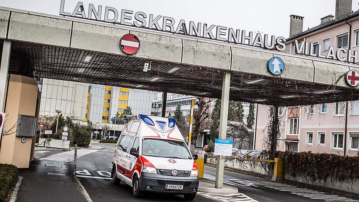 Die Rettung brachte die verletzte Schülerin ins LKH Villach (Symbolfoto)