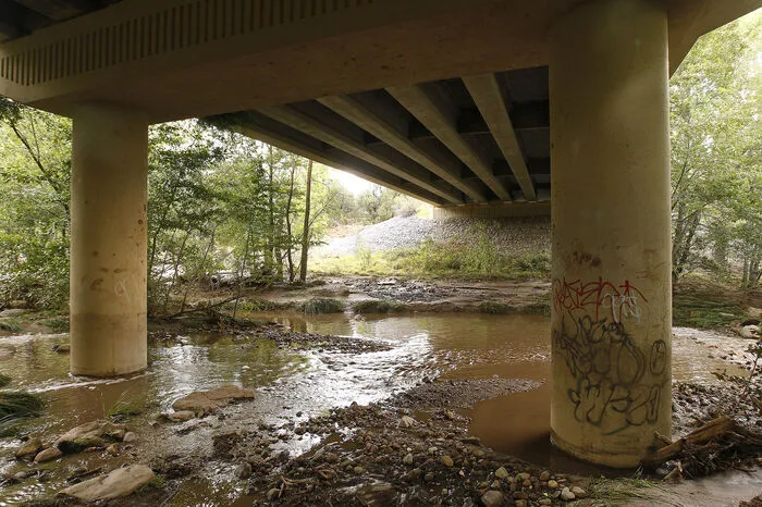 Ein Bach sei binnen kurzer Zeit massiv angeschwollen, und Wassermassen mit Geröll seien in einen Teich gestürzt, in dem sich die insgesamt 14-köpfige erweiterte Familie getummelt habe.